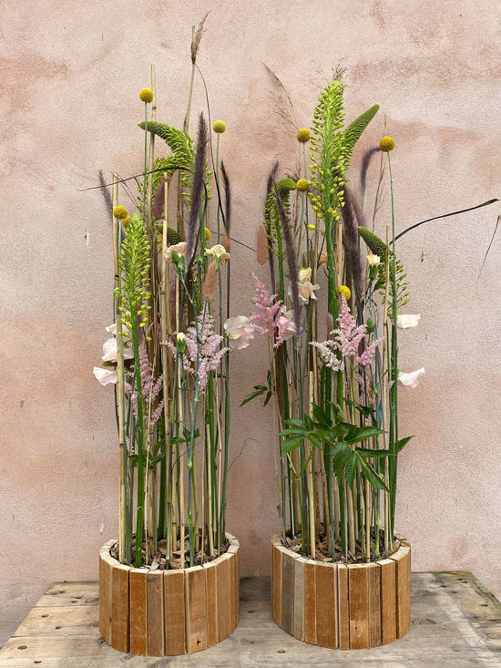 Høj dekoration med afskårne blomster