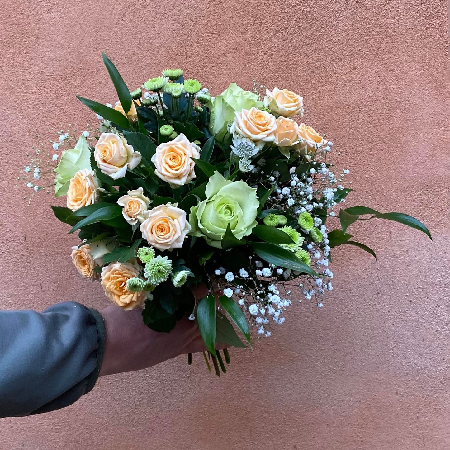 Klassisk buket i lyse/creme nuancer