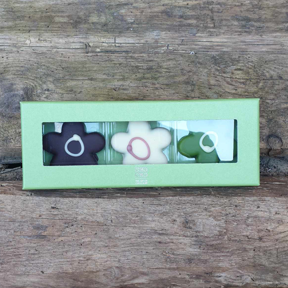 Æske med 3 marcipanblomster overtrukket med chokolade