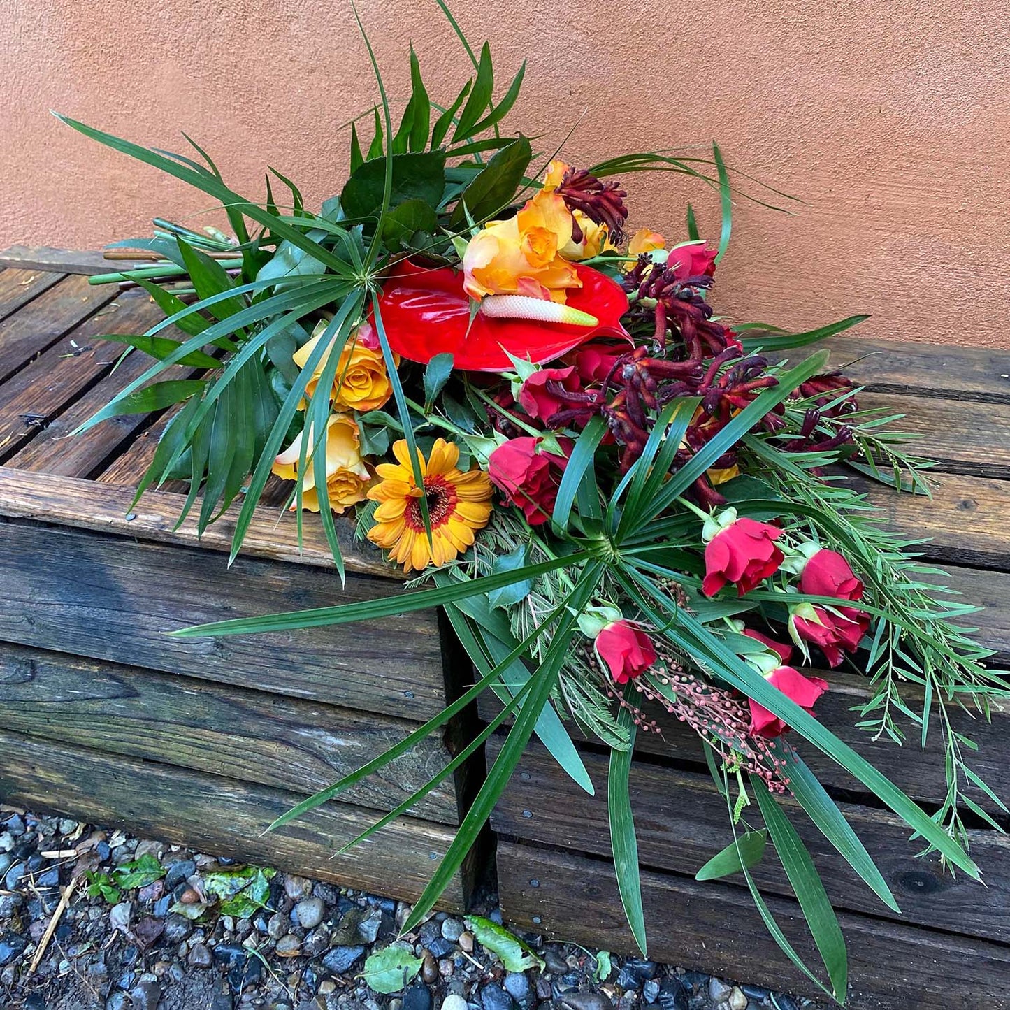 Bårebuket i røde og orange nuancer