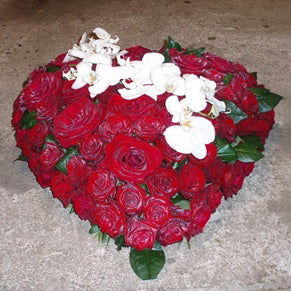 Hjerte med røde roser og hvid orkidé