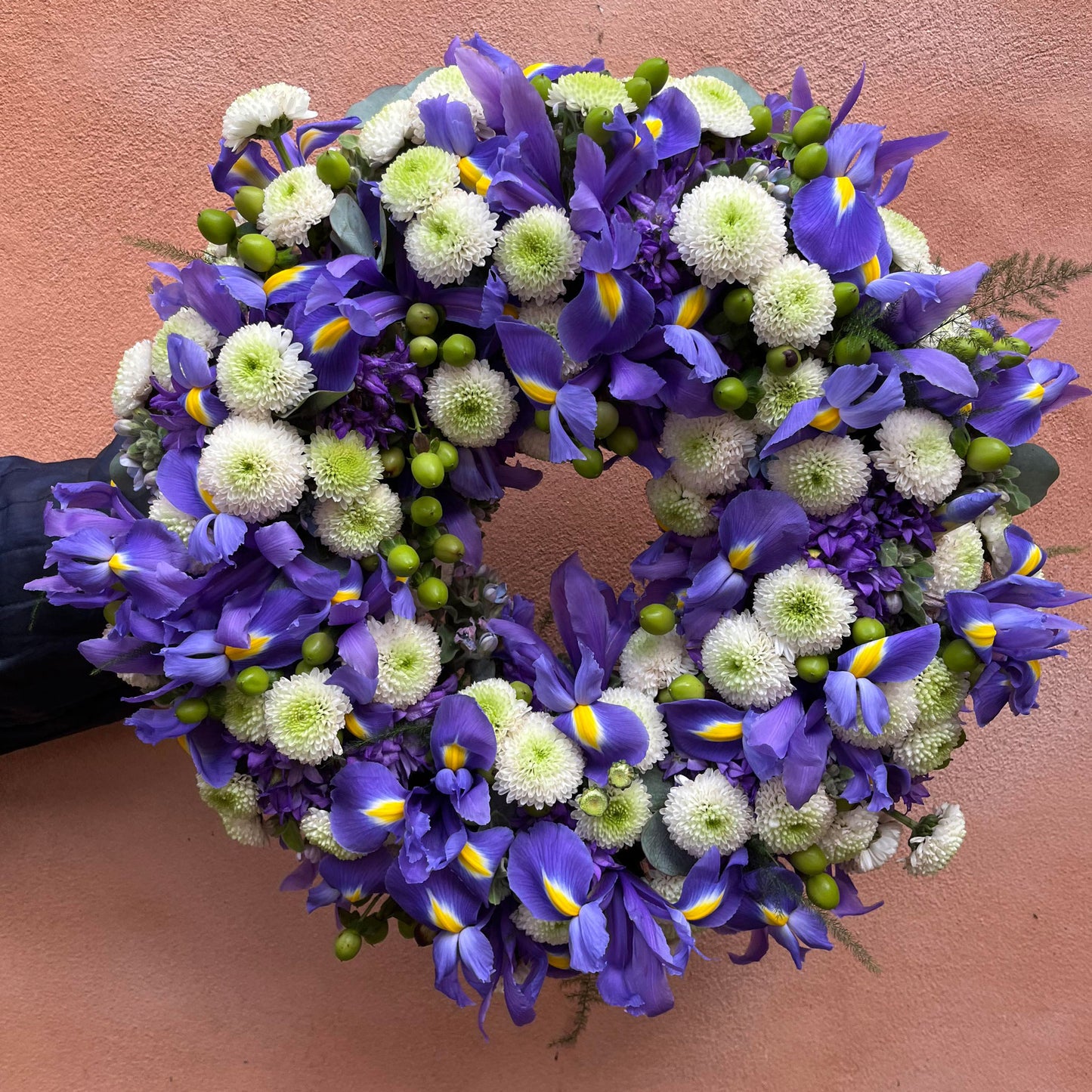 rundpyntet krans med iris