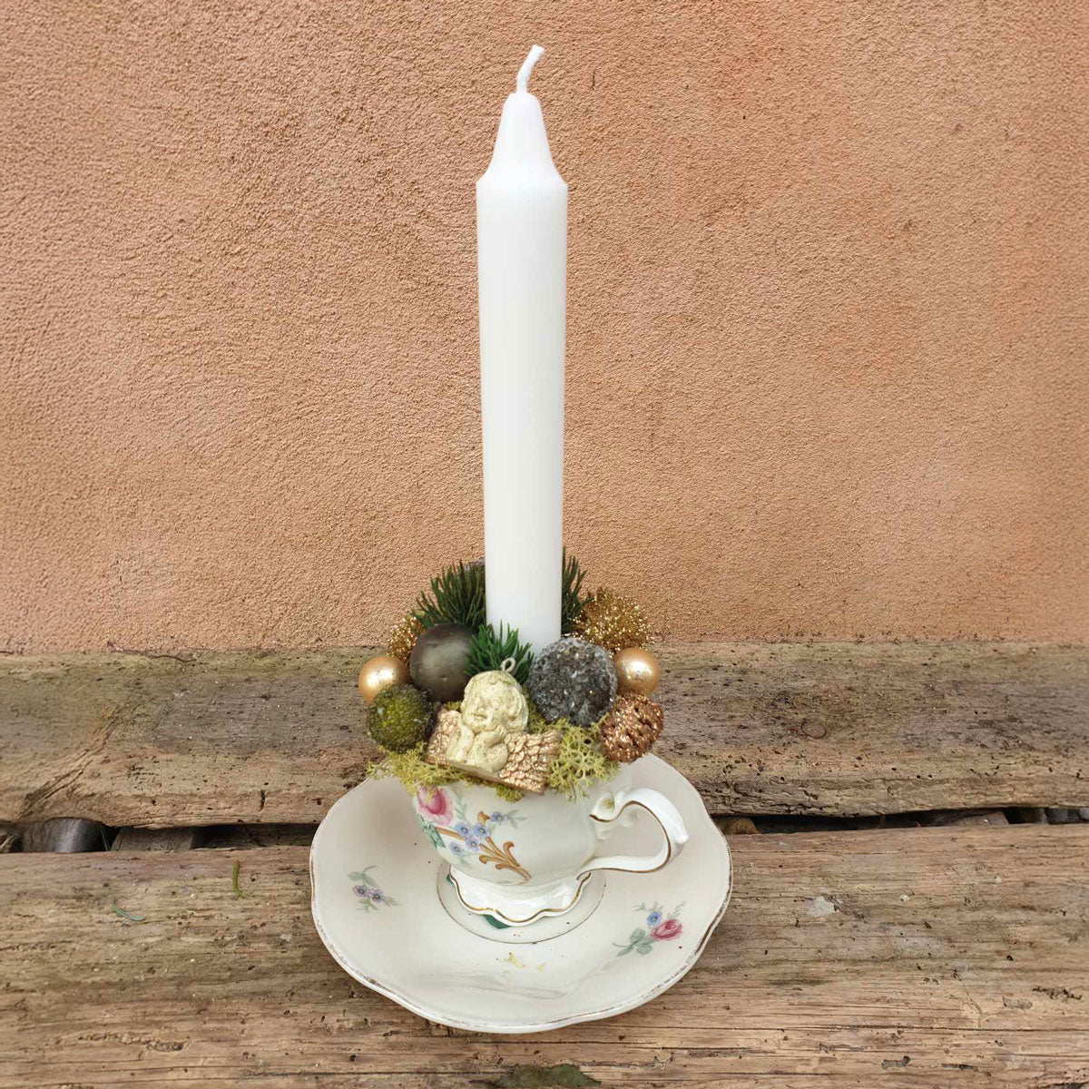 Juledekoration med lys i tekop