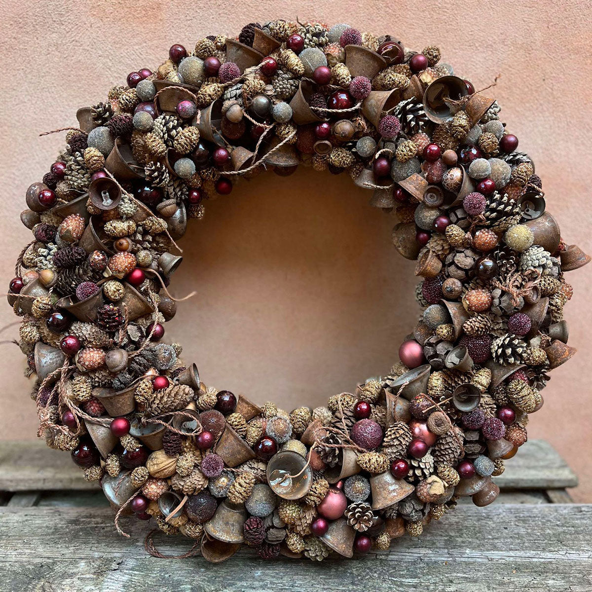 Julekrans med kogler, klokker og kugler