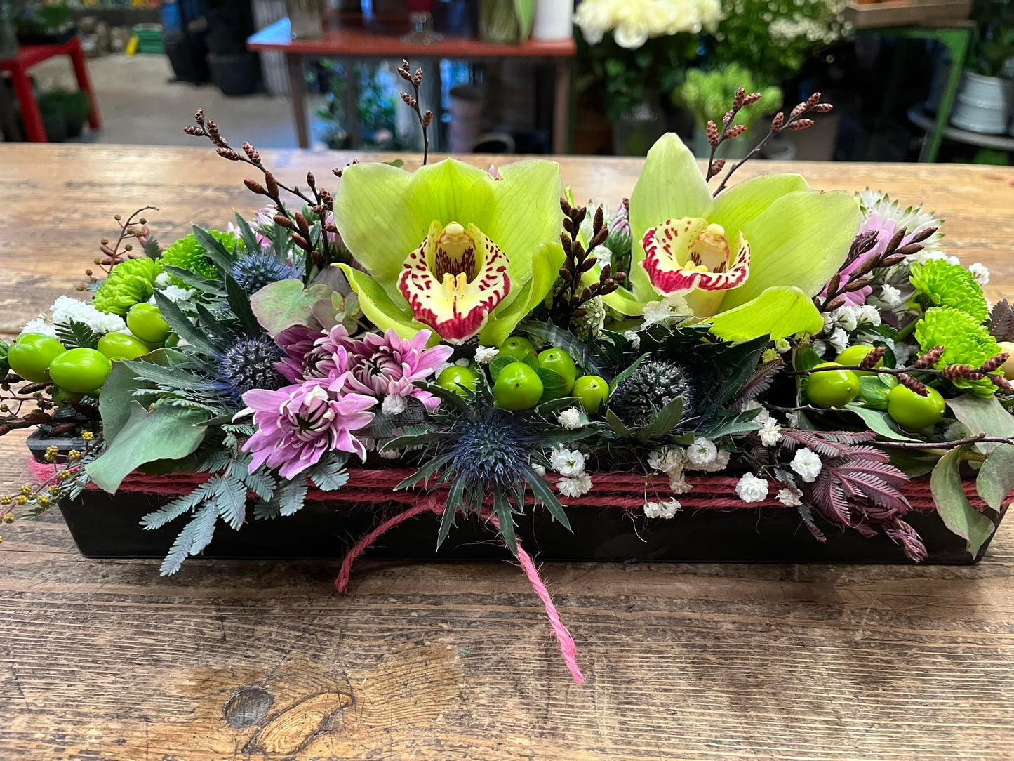 Dekoration med blomster og orkidé