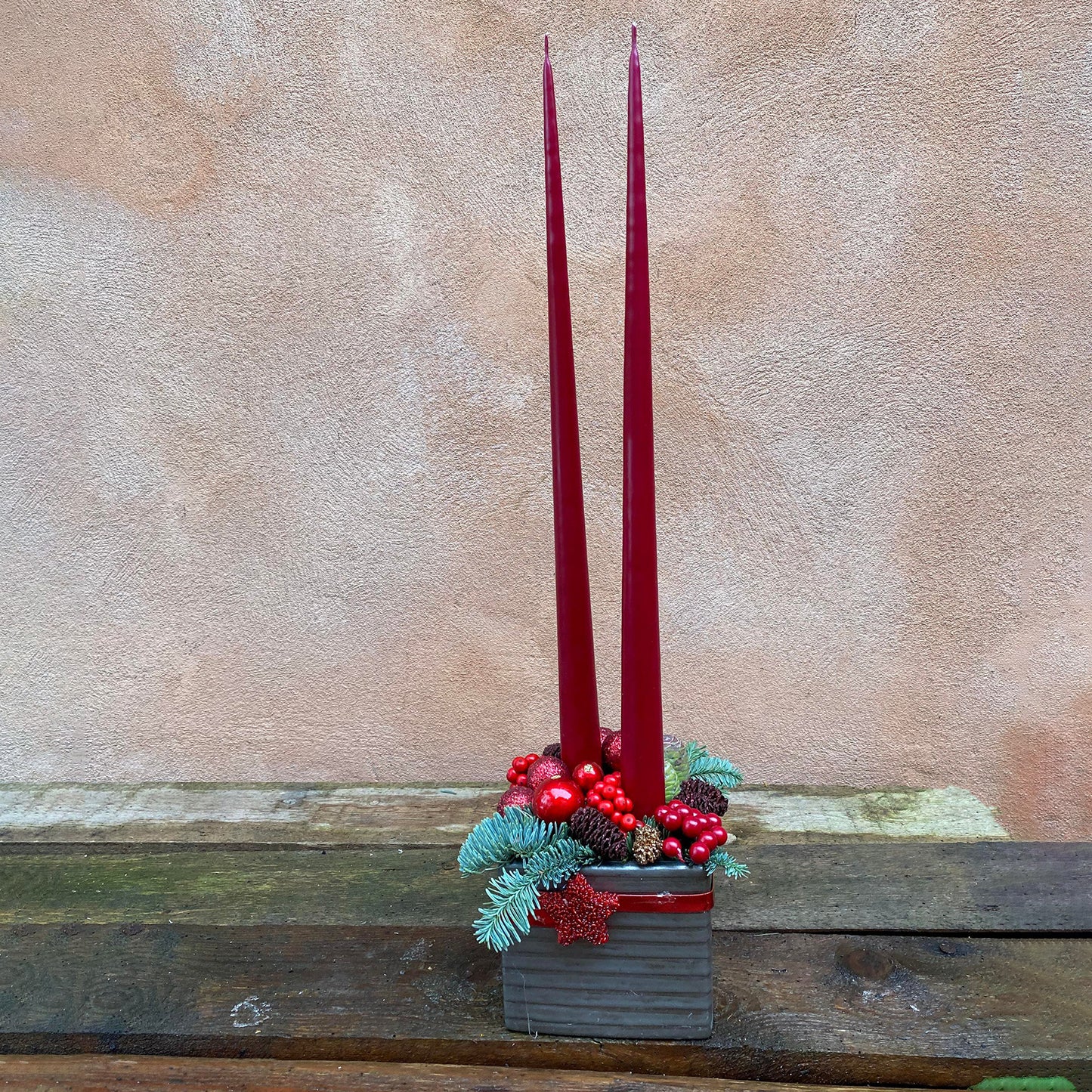 Juledekoration med to lys i røde nuancer