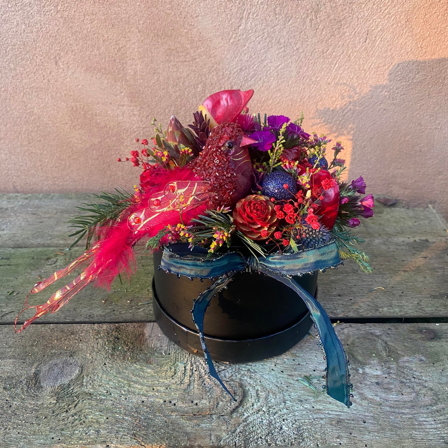 juledekoration i æske med afskårne blomster