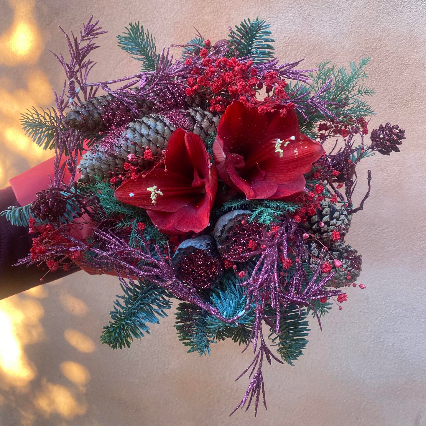 Julebuket med amaryllis og kogler