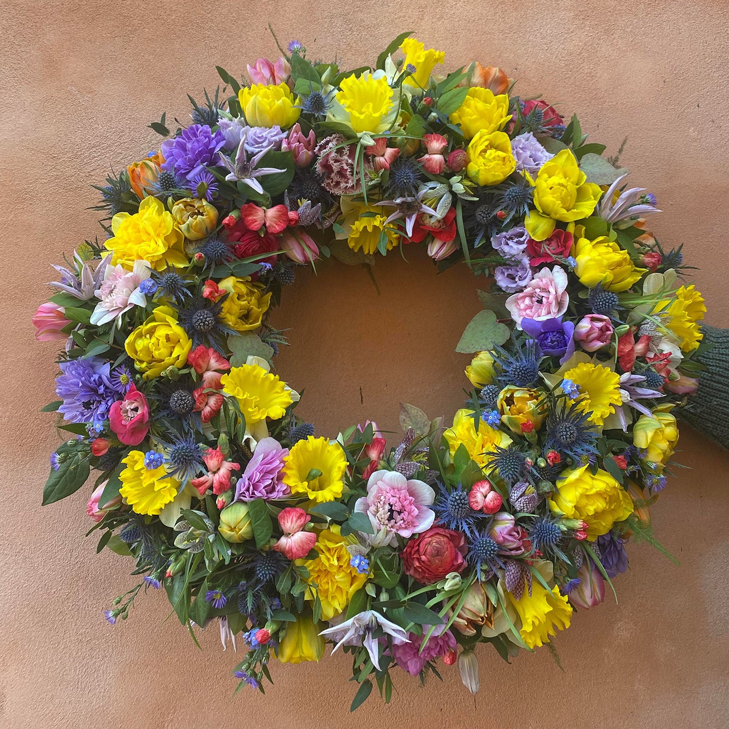 Rundpyntet krans med forårsblomster