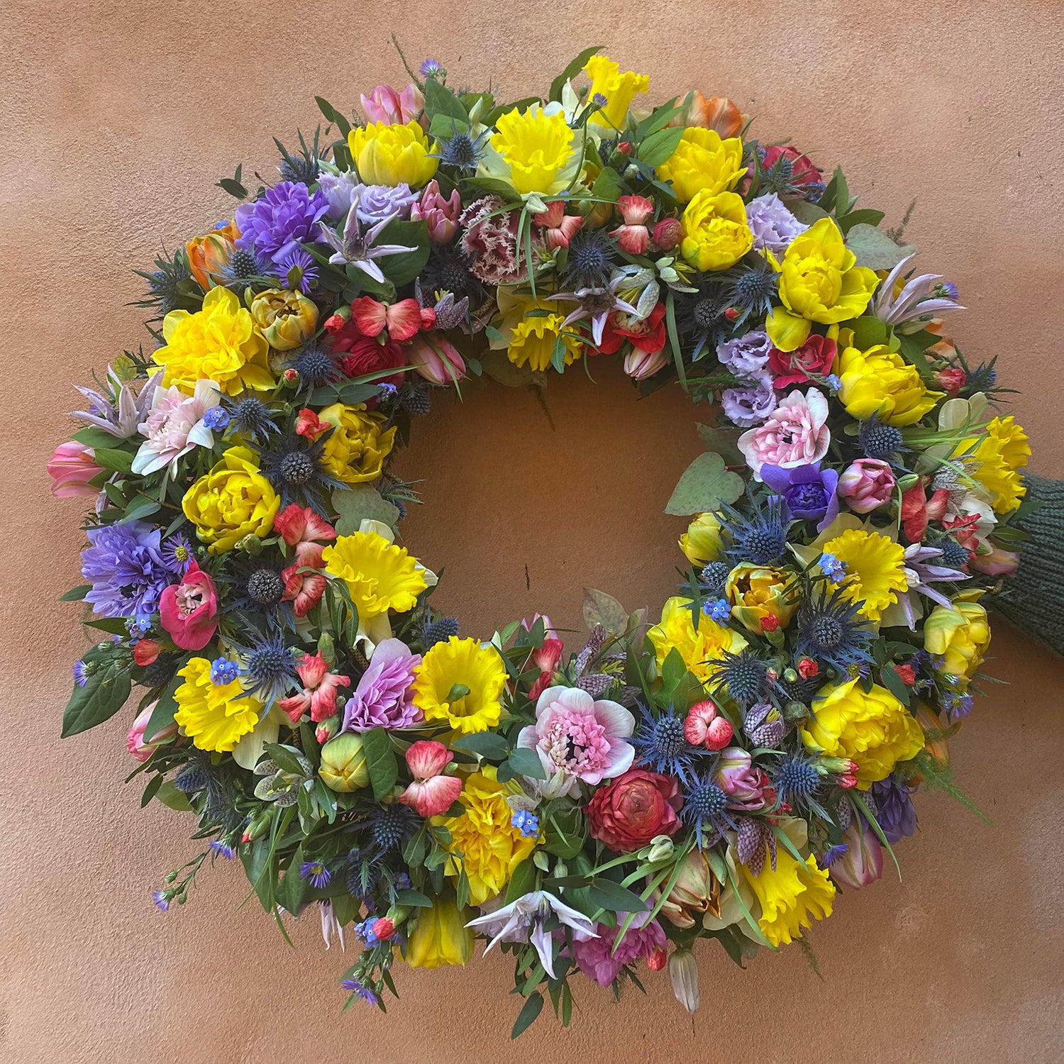 Rundpyntet krans med forårsblomster
