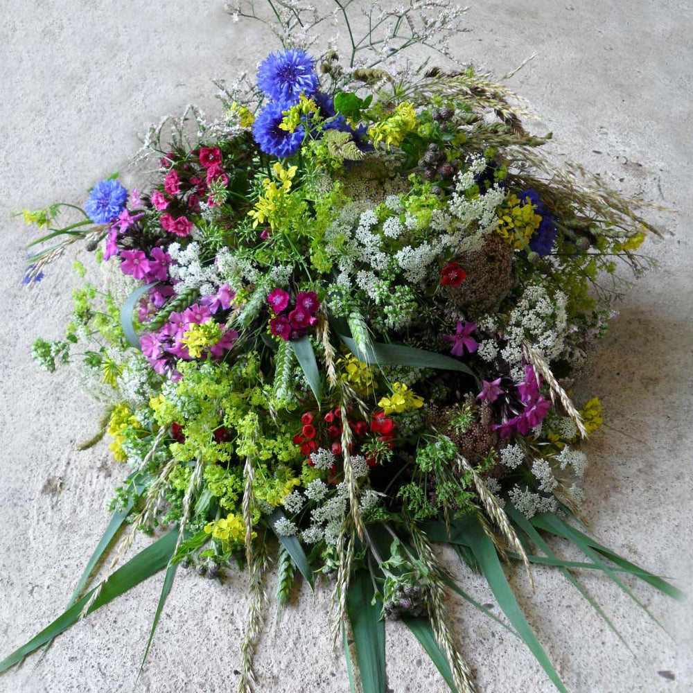 Bårebuket med vilde blomster. Begravelsesbinderi.