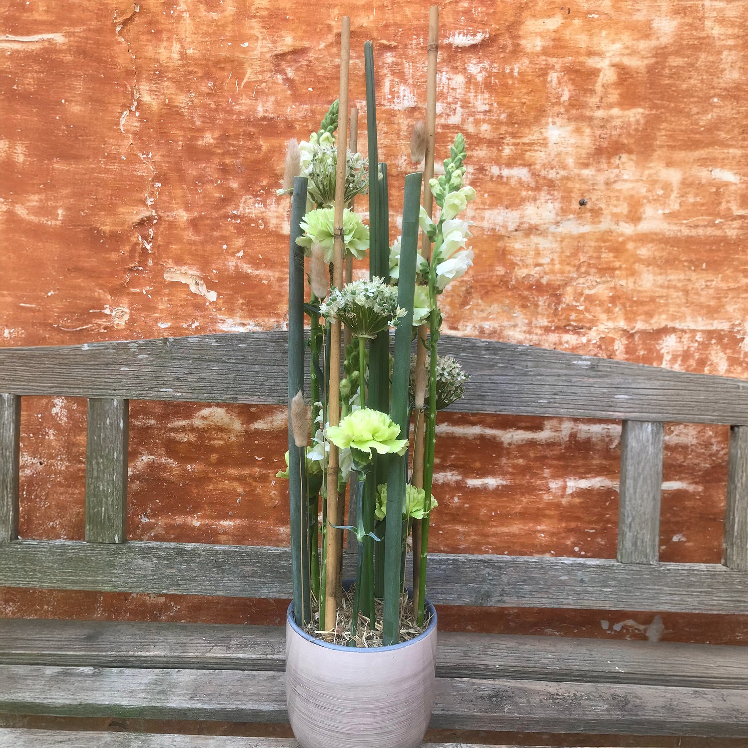 Dekoration med afskårne blomster i lyse nuancer