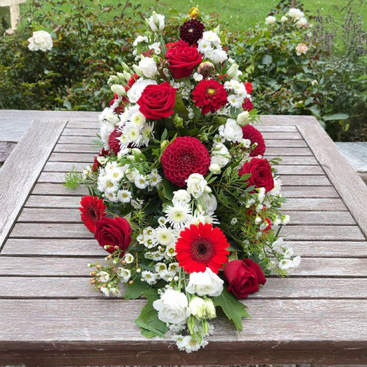 Aflang båredekoration i rød og hvide farver