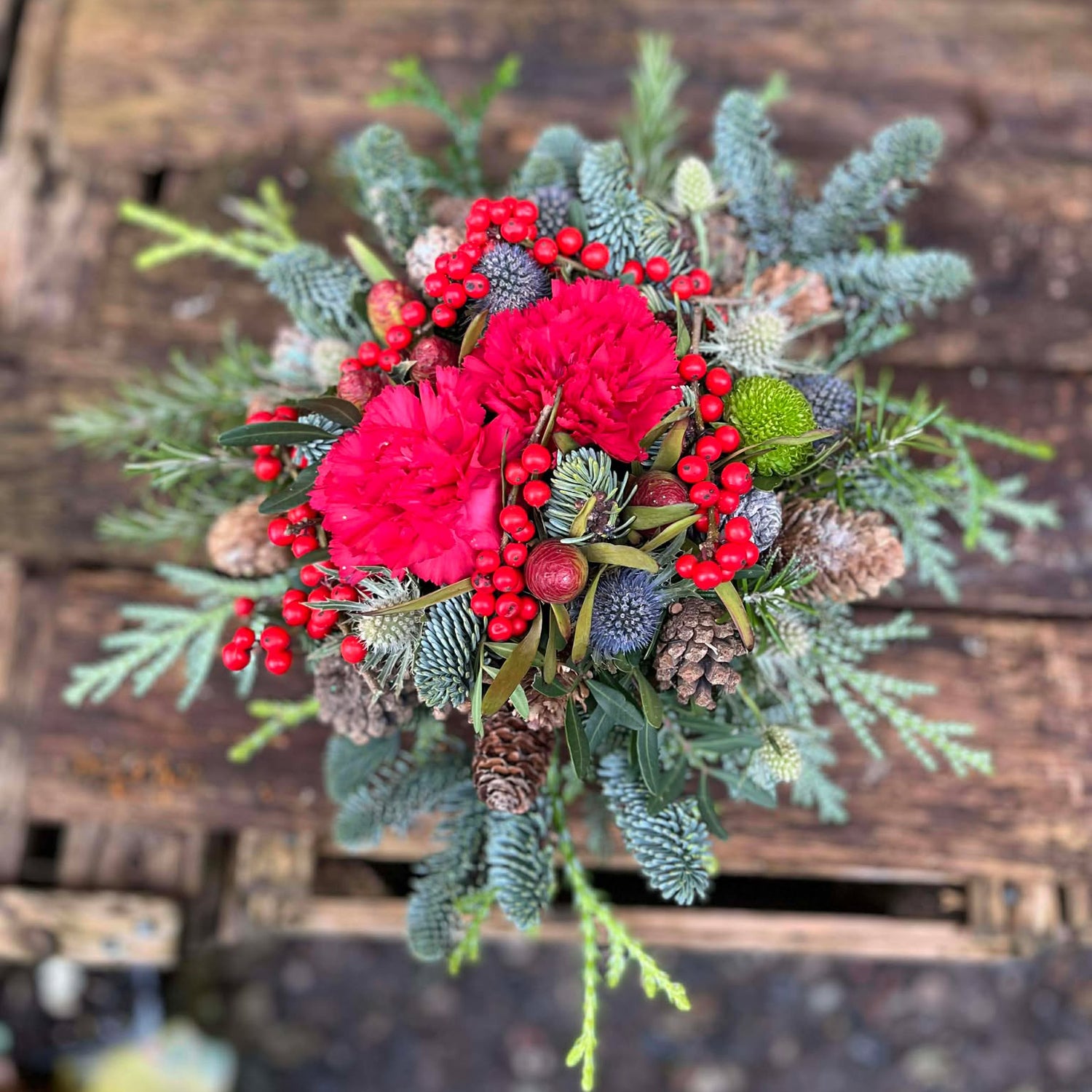 Gravpynt med afskårne blomster