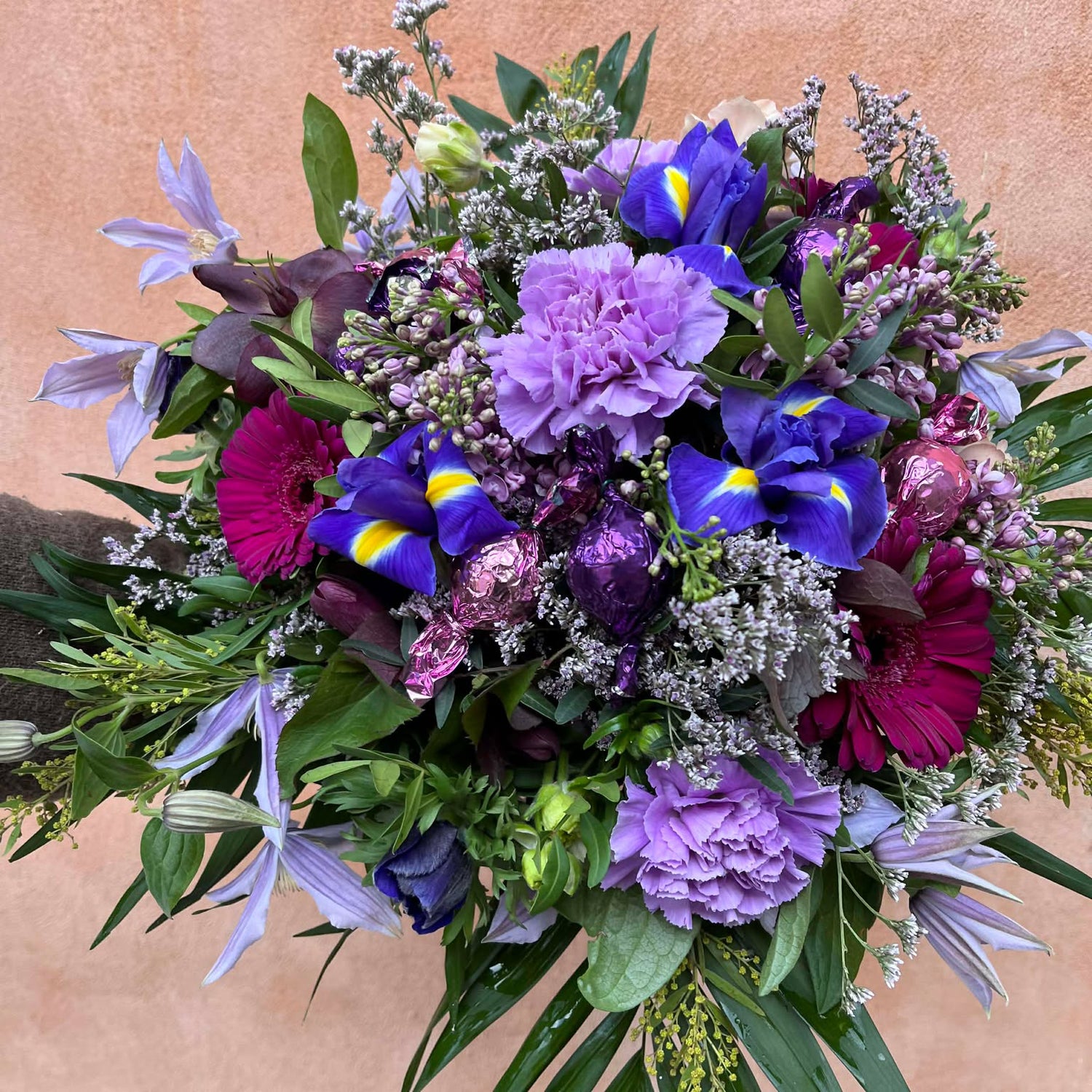 Buket i blålilla nuancer med chokoladekugler