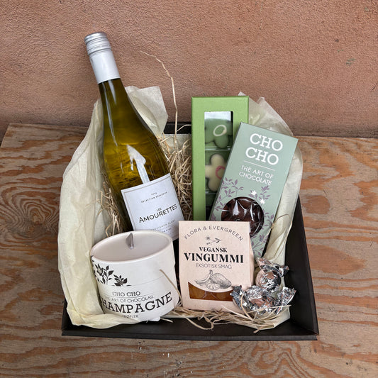 Gavekurv med hvidvin og specialiteter