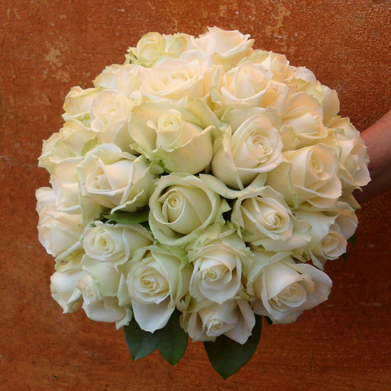 Tæt brudebuket med hvide roser