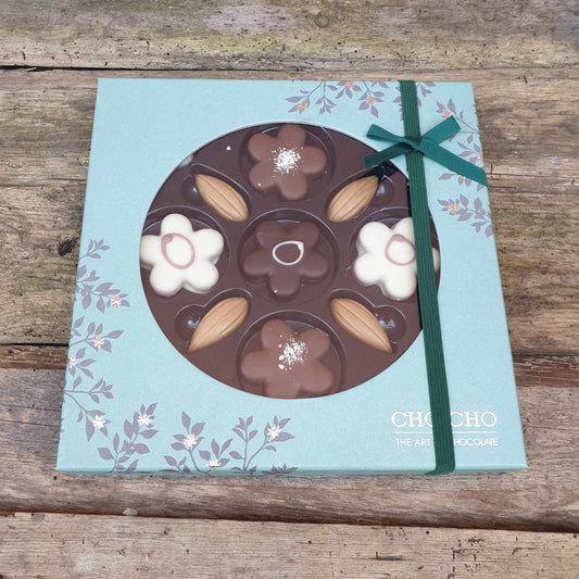 Æske med marcipanblomster og fyldte chokoladebønner