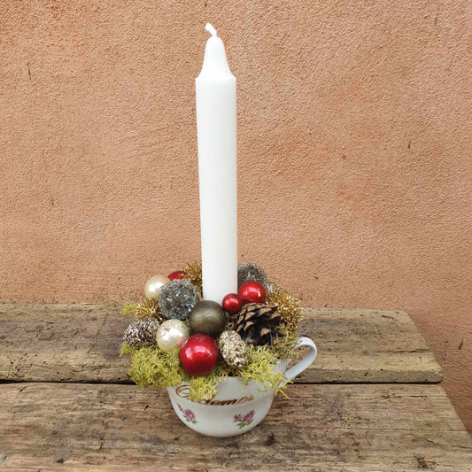 Juledekoration i kop med lys