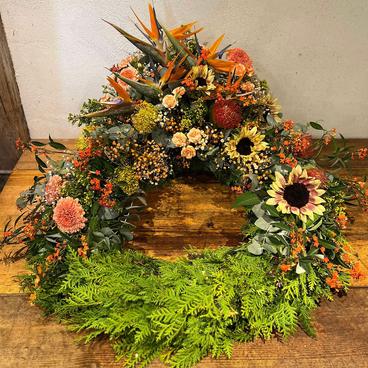 Krans af thuja med afskårne blomster