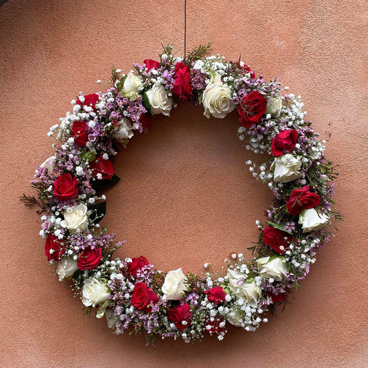 krans med afskårne blomster bundet på bøjle