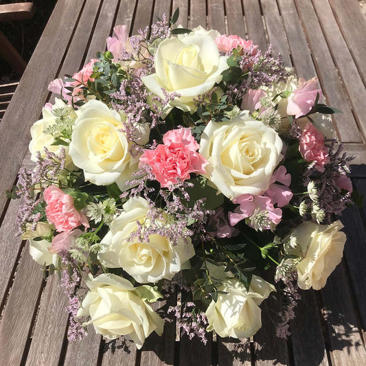 Rund borddekoration i rosa og hvide nuancer