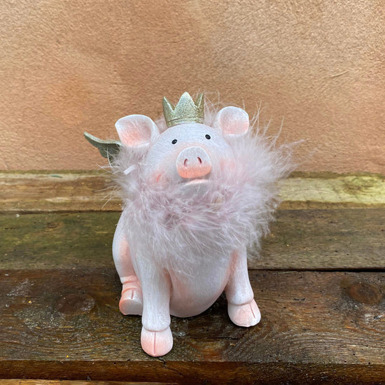 Julefigur. Stor gris med vinger og krone