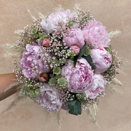 Tæt buket med rosa pæoner