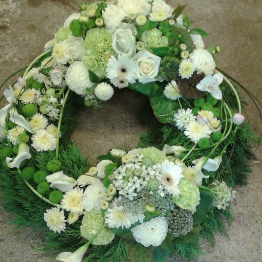 Begravelsesbinderi. Thujakrans med dobbelt dekoration til begravelse.