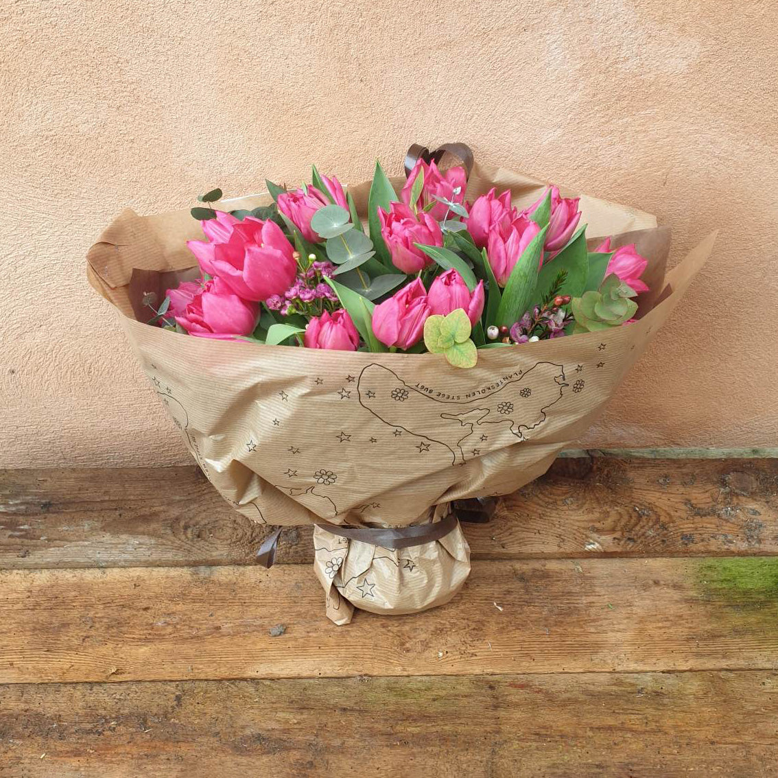 buket med tulipaner i rosa nuancer
