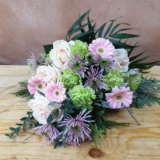 Bårebuket i pastel farver. Begravelsesbinderi.