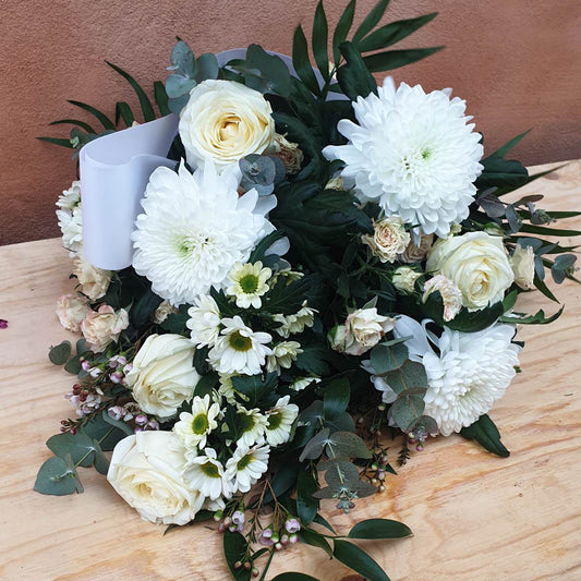 Bårebuket med bånd i hvide nuancer. Begravelsesbinderi.