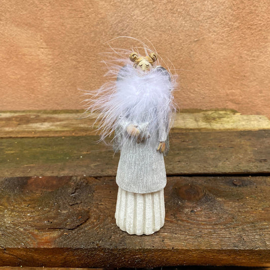 Julefigur. Engel i hvide nuancer