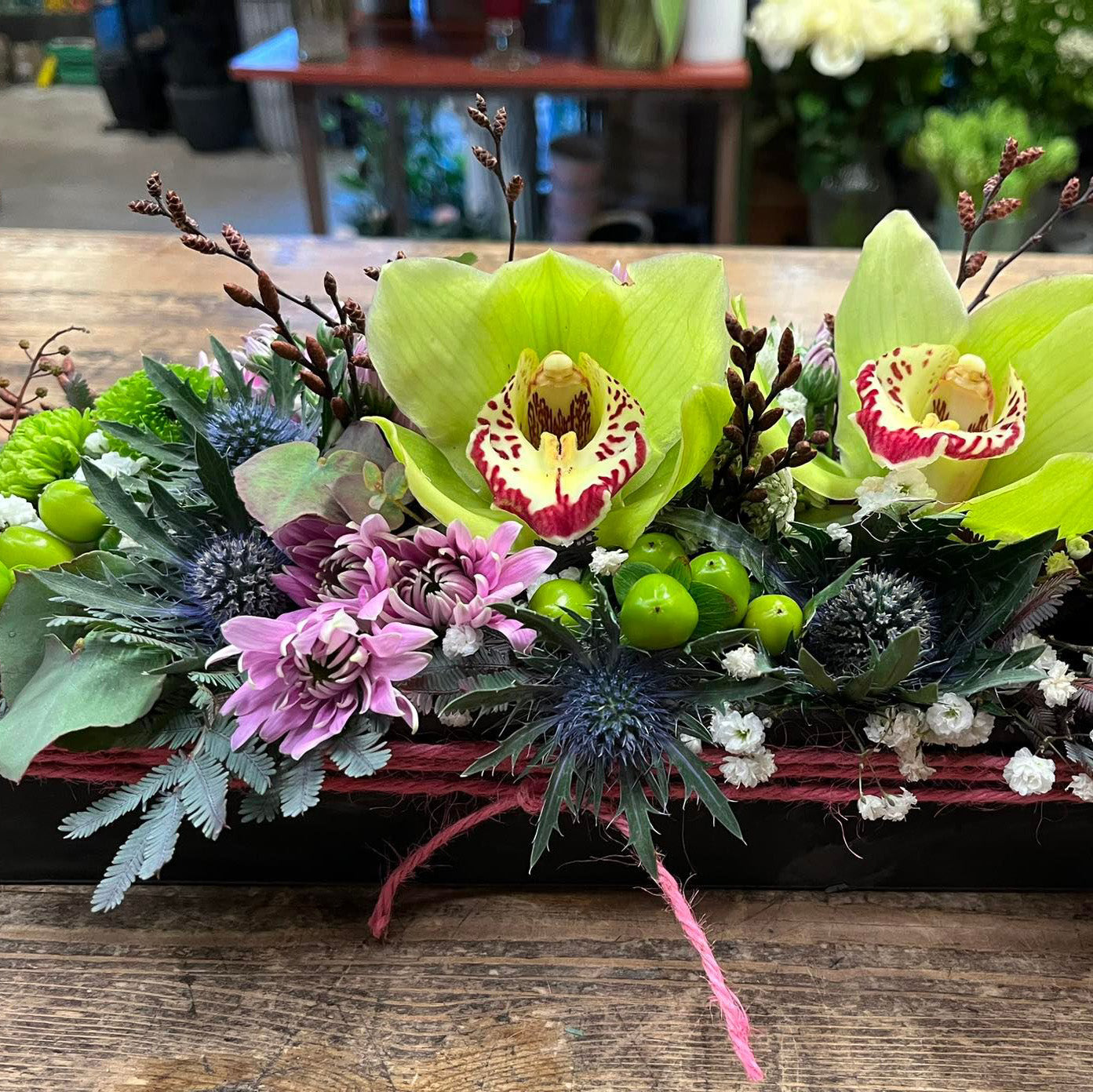 Dekoration med blomster og orkidé