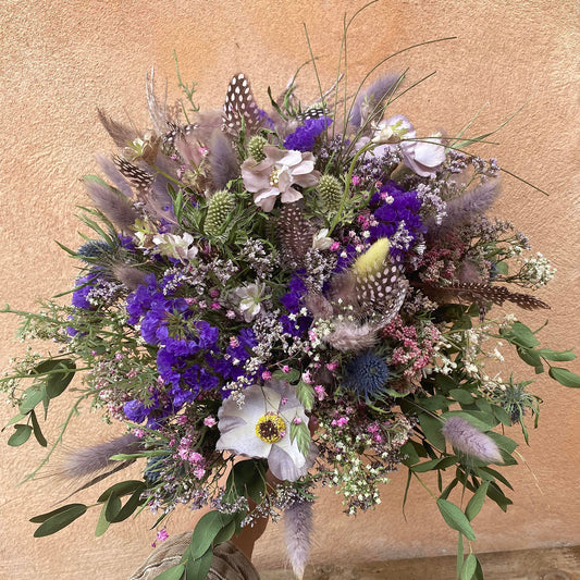 Buket med tørrede blomster og fjer