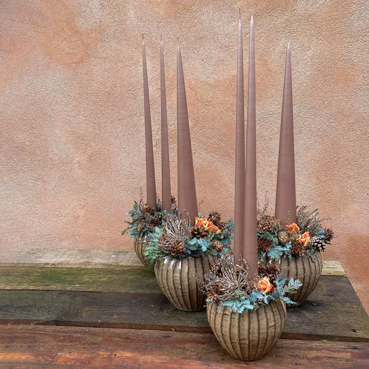 Juledekoration med lys i brune nuancer