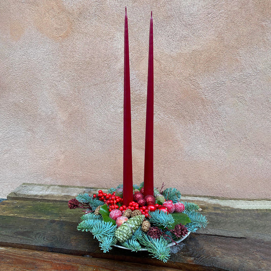 Juledekoration med to lys i røde nuancer