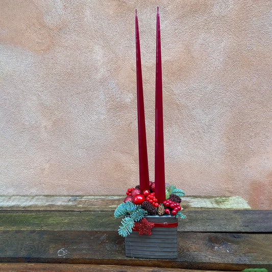 Juledekoration med to lys i røde nuancer