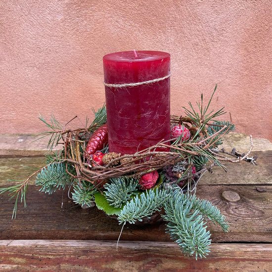 Juledekoration med bloklys i røde nuancer