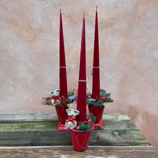 Juledekoration med keglelys i røde nuancer