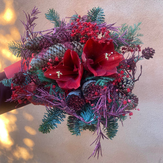 Julebuket med amaryllis og kogler