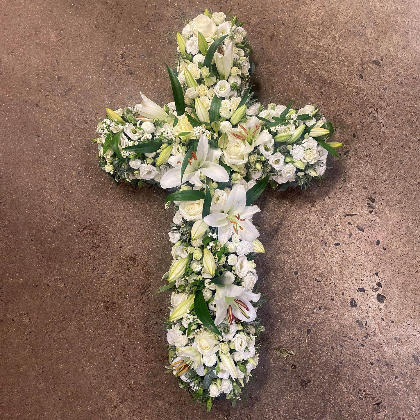 Kors i hvide nuancer til begravelse eller bisættelse