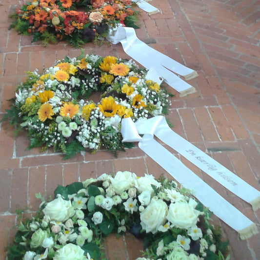 Begravelsesbinderi. Rundpyntede kranse med bånd. Båndtryk.