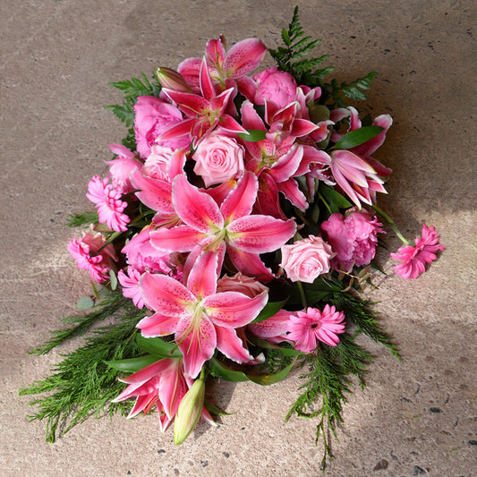 Bårebuket i rosa nuancer med liljer og roser