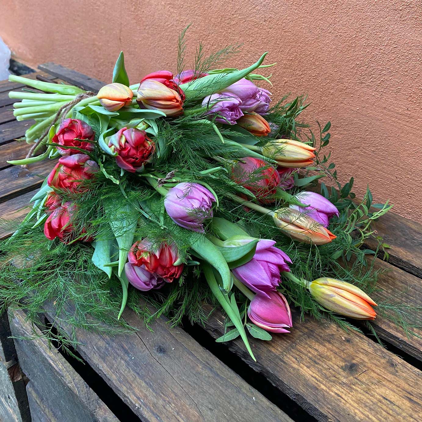 Multifarvet bårebuket med tulipaner. Begravelsesbinderi.